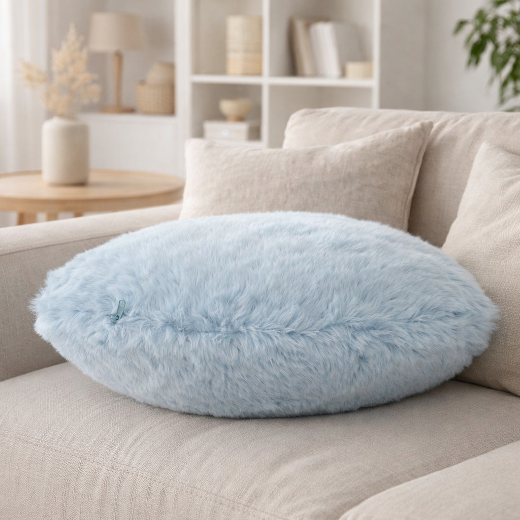 Coussin J-Line Cutie – fausse fourrure – bleu clair en situation