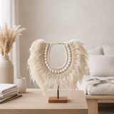 J-Collier de décoration + stand Dora - coquilles / plumes - blanc - l en situation