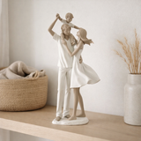 J-Lline Decoration Couple avec enfant sur les épaules - Polyresin - blanc / taupe en situation