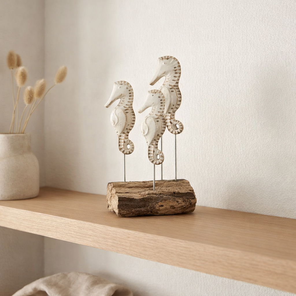J -line Decoration Sea Horse 3 à pied - Bois - Blanc / Naturel en situation