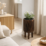 J -line Flowerpot au pied Paulownia - Wood - Brown - Small - Ø 21,5 cm en situation