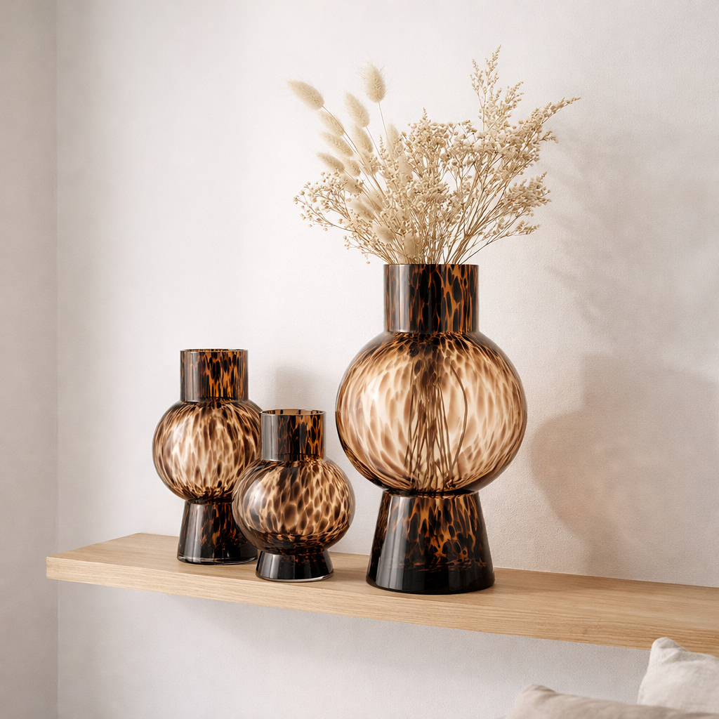 J -line Vase Ball Dot - Verre - Brown - Grand - 46 cm de haut en situation