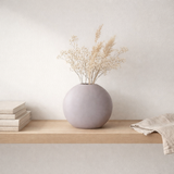 Vase J-Line Round Flat - céramique - violet clair - 24,50 cm de haut en situation