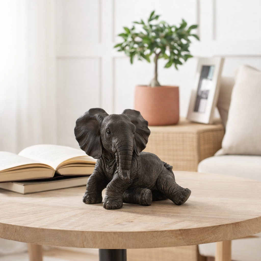 J -Liline Figure Elephant Lie - Polyresin - Brun foncé en situation