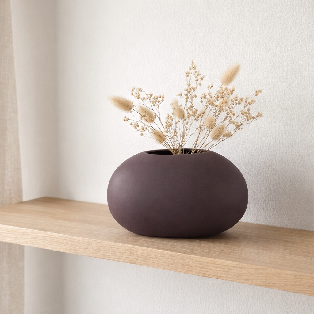 J -line vase ovale plate - céramique - violet foncé - 17,5 cm de haut en situation