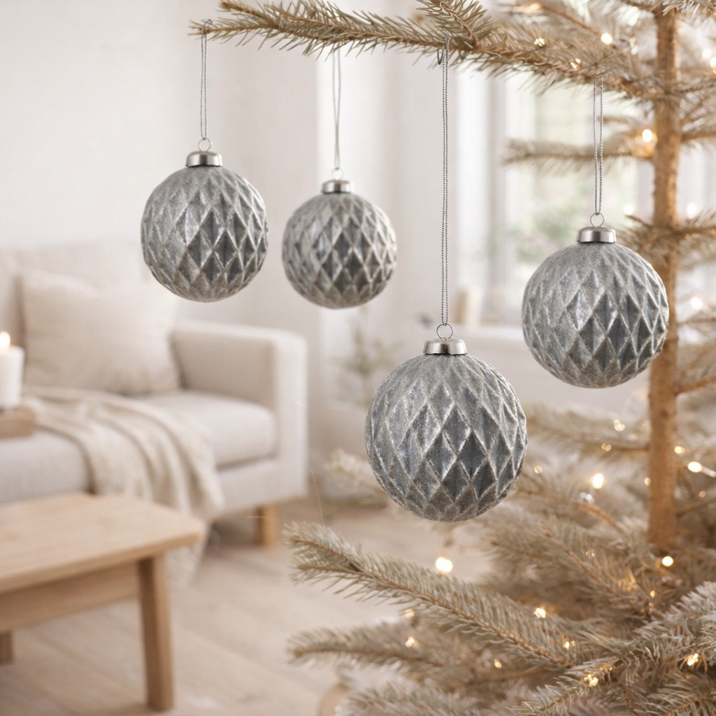 J-Line Boule de Noël à carreaux - verre - gris antique - grand - boîte de 4 en situation