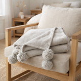 Pompon à carreaux J-Line - polyester - gris clair - 170 x 130 cm en situation