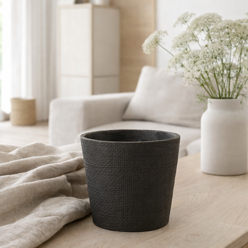 J -line Flowerpot Bar - Ciment - Black - Grand - Ø 19 cm en situation