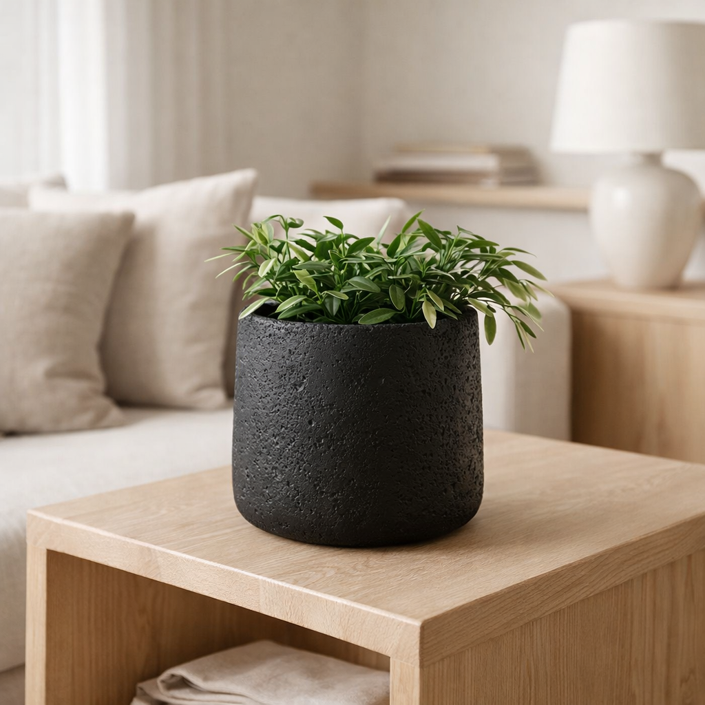 Pot de Fleur J-Line Potine Ciment Noir Moyen en situation