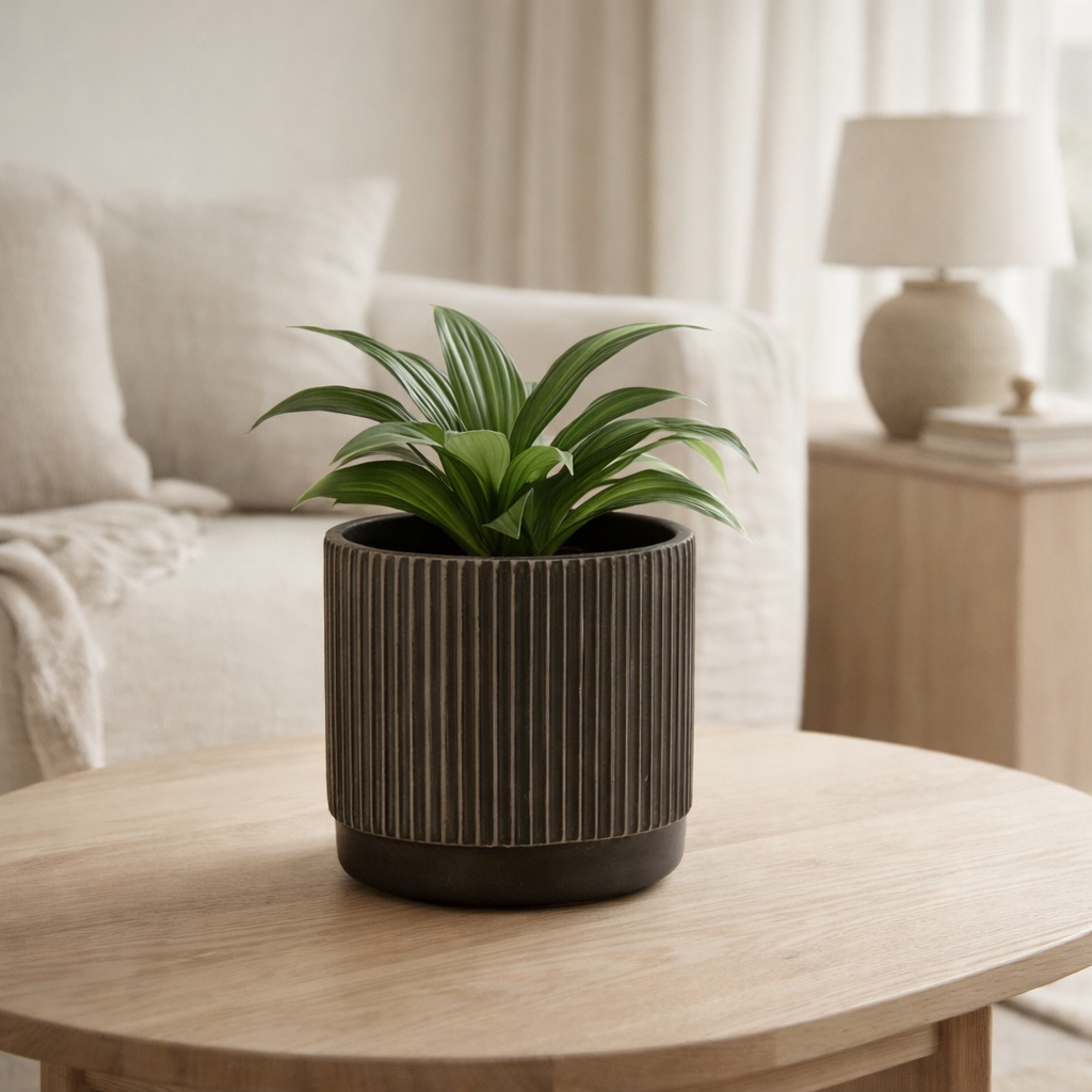 J -line Flowerpot Line - Céramique - noir / brun - grand - Ø 16 cm en situation