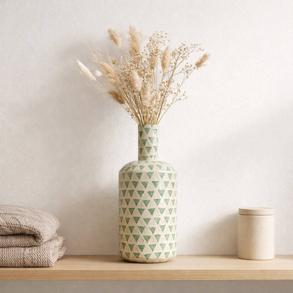 J -line vase nuye Drop - coquilles / papier - vert - 52,5 cm de haut en situation