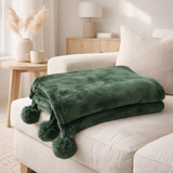 Pompon à carreaux J-Line - polyester - vert foncé - 170 x 130 cm en situation