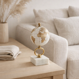 Globe J-Line sur socle Marbre - métal - blanc/or - extra petit en situation