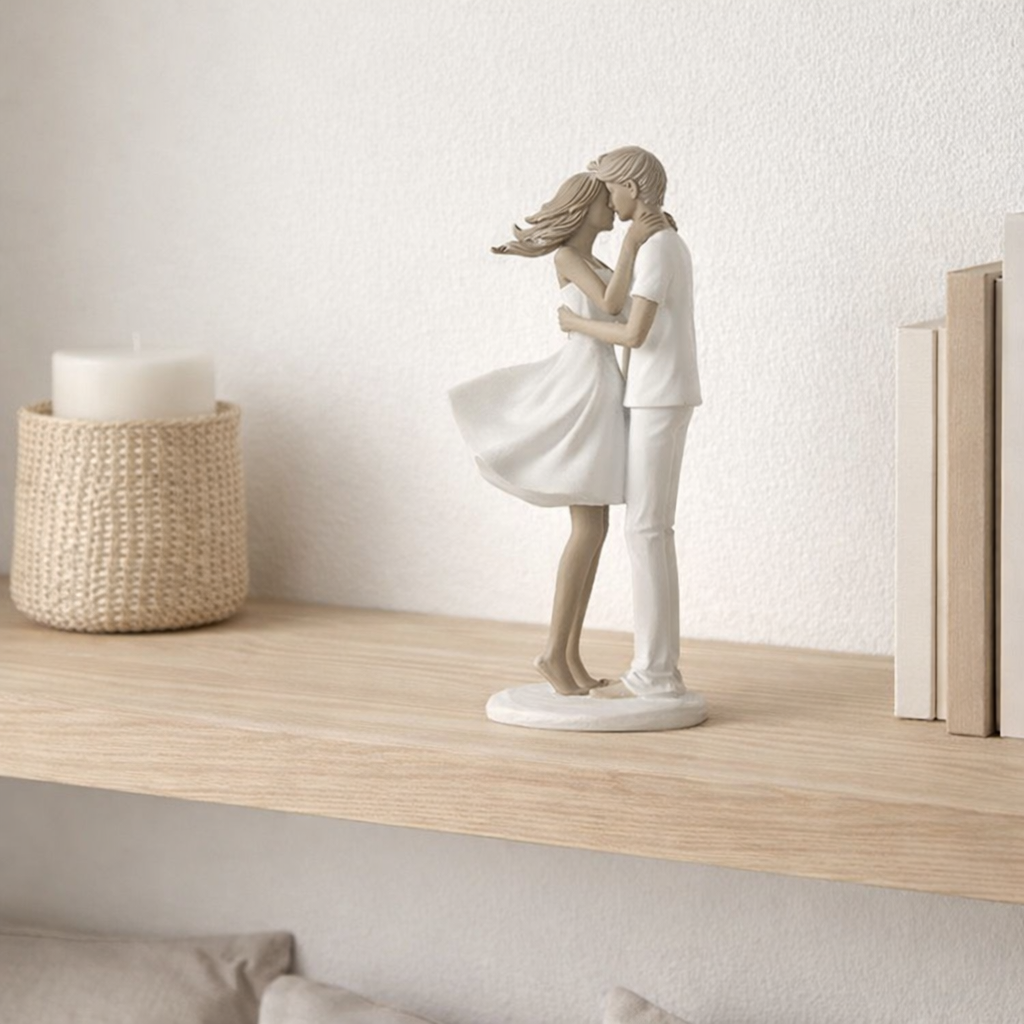 J -line Decoration Couple Kissing - Polyresin - White / Taupe en situation