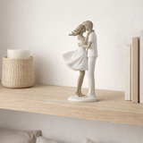J -line Decoration Couple Kissing - Polyresin - White / Taupe en situation