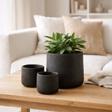 Pot de fleur J-Line Potine - ciment - noir - grand - Ø 19,00 cm en situation