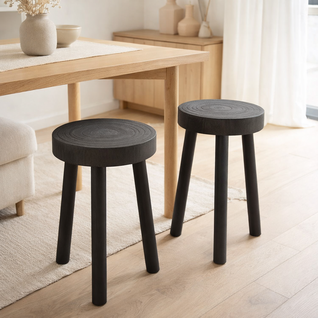 J-Line Lot de 2 Tabourets Bois de Paulownia Noir en situation