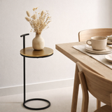 Table d'appoint J-Line Toni - aluminium/fer - or/noir en situation