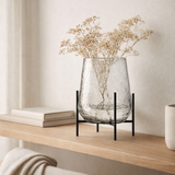 Vase J -line à pied inégale - Verre - transparent / noir - S - Ø 19,5 cm en situation
