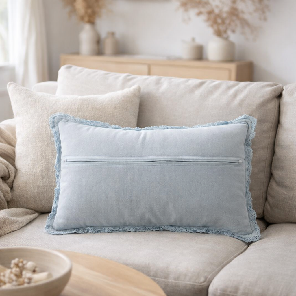 J-Line coussin Rectangle Dentelle - coton - bleu en situation
