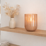 J-line vase Yoni Stripes - Verre - Peach - Moyen - Ø 15 cm en situation