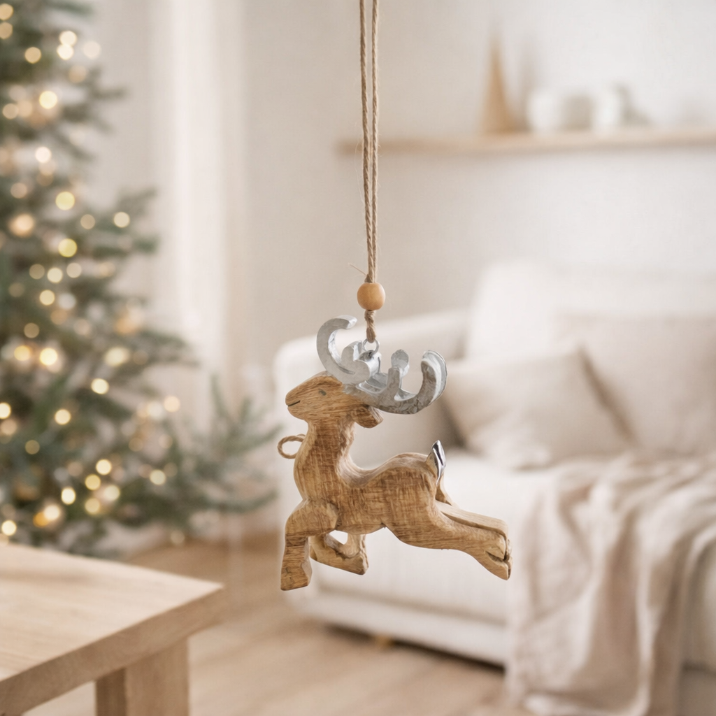 J-Line Pendentif de Noël Renne - bois - naturel/argent en situation