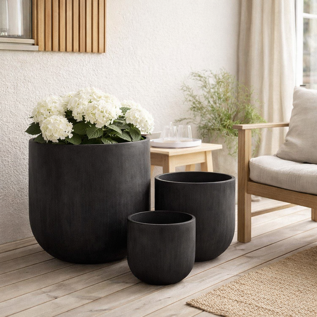 J -line Flowerpot Round High - Ceramics - Black - 3 pièces - Ø 50 cm en situation