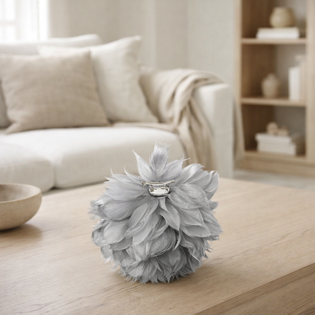 Boule de décoration J-Line - plumes - argent en situation