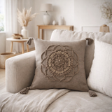 J-Line coussin Fleur Et Pompons - coton - taupe en situation