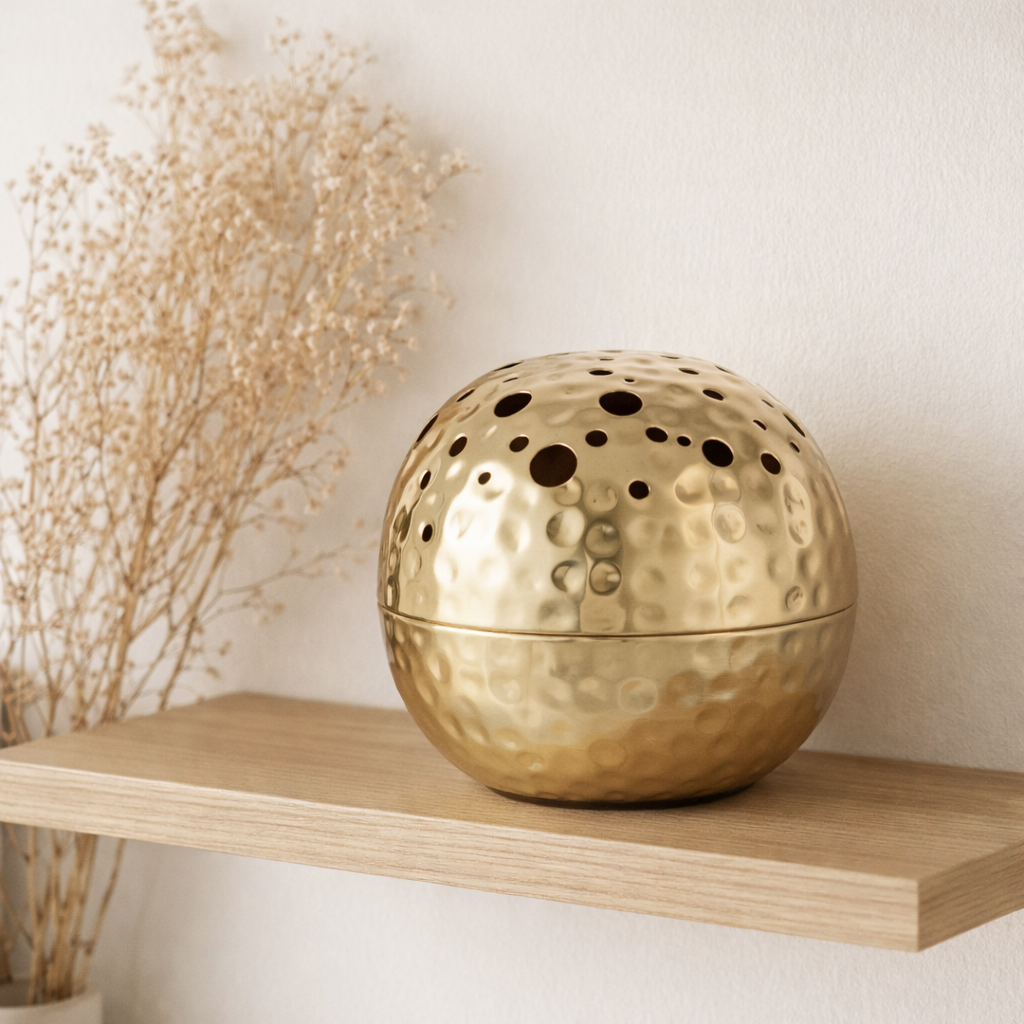 J -line Vase Ball avec trous - métal - or - petit - Ø 15 cm en situation