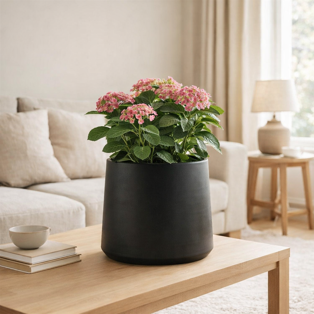 J -line Flowerpot Round - Ceramics - Black - Grand - Ø 28 cm en situation