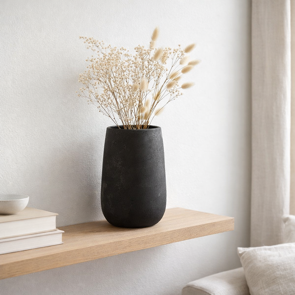 J -line Vase inégale rugueuse - Céramique - Black - Small - 31 cm de haut en situation