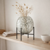 Vase J -line à pied - Verre - Gris / blanc - Grand - 37 cm de haut en situation