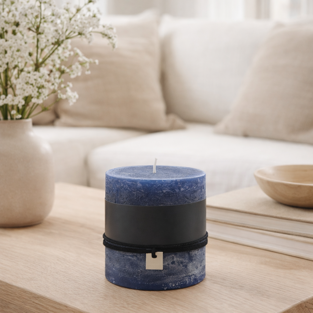 Bougie cylindrique J-Line - bleu foncé - 80U en situation