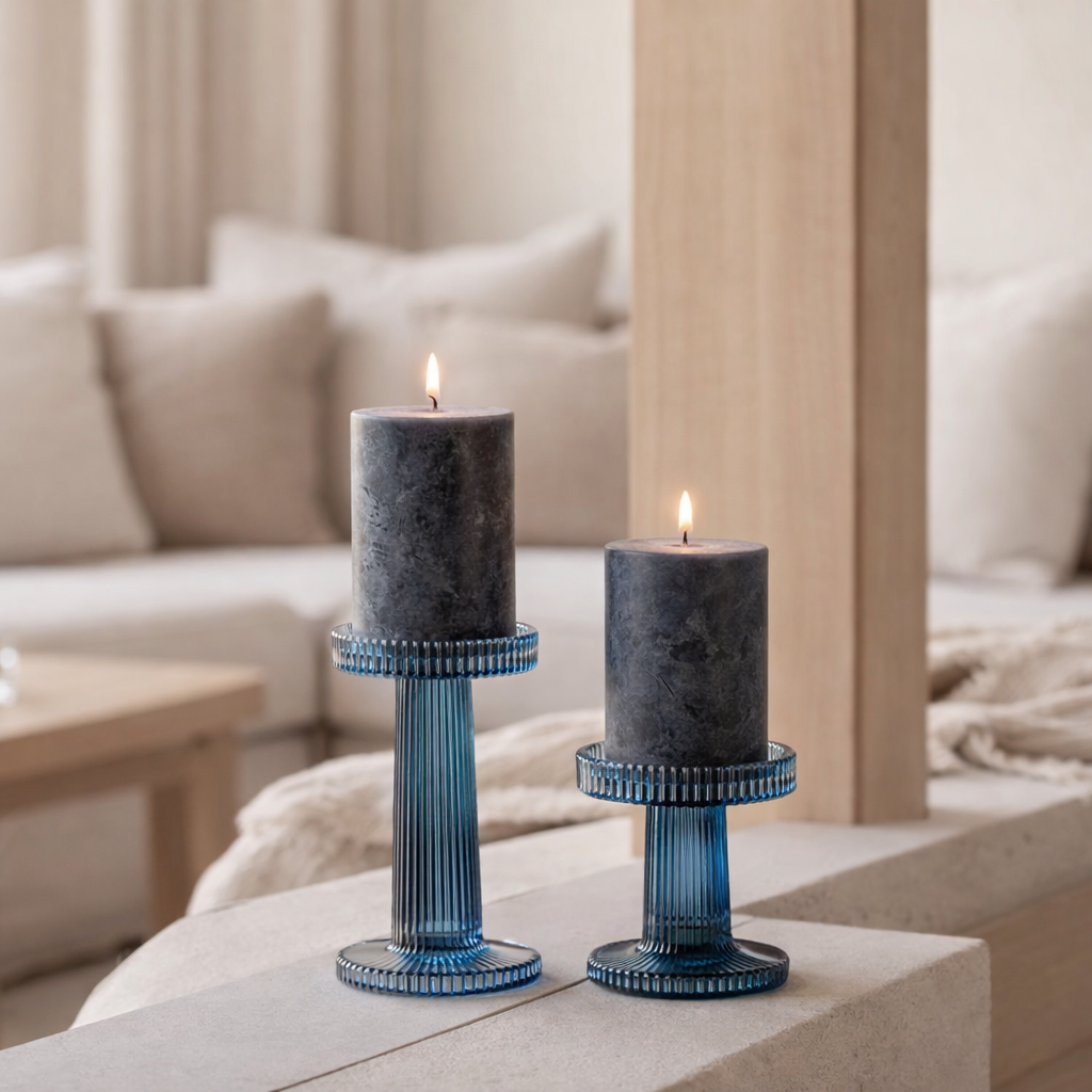 Bougie cylindrique J-Line - bleu foncé - moyenne - 39U en situation