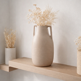 J-Line Vase Handle - Ceramics - Beige - Small - 30 cm de haut en situation