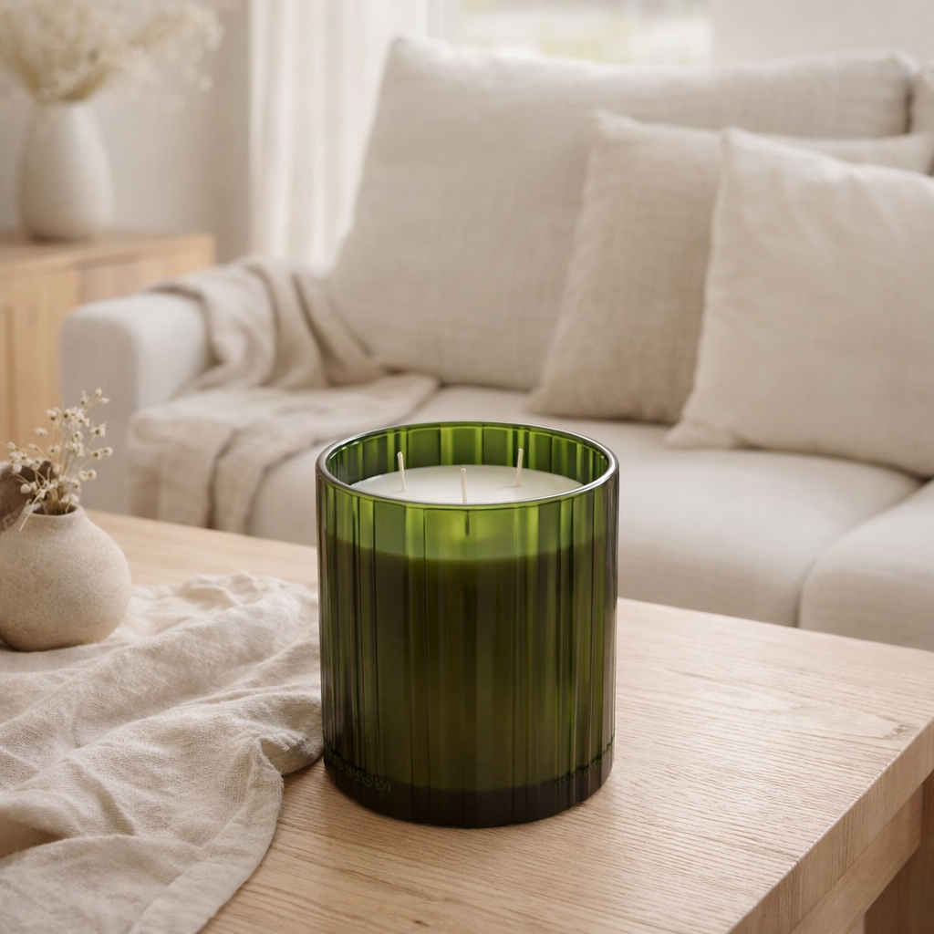 Bougie parfumée J-Line Noa - Herbal Serenity - verre - vert - moyen - 55U en situation