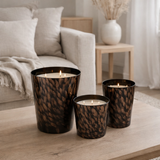 Bougie parfumée J-Line Noa - bois de santal - verre - noir/or - grande - 95U en situation