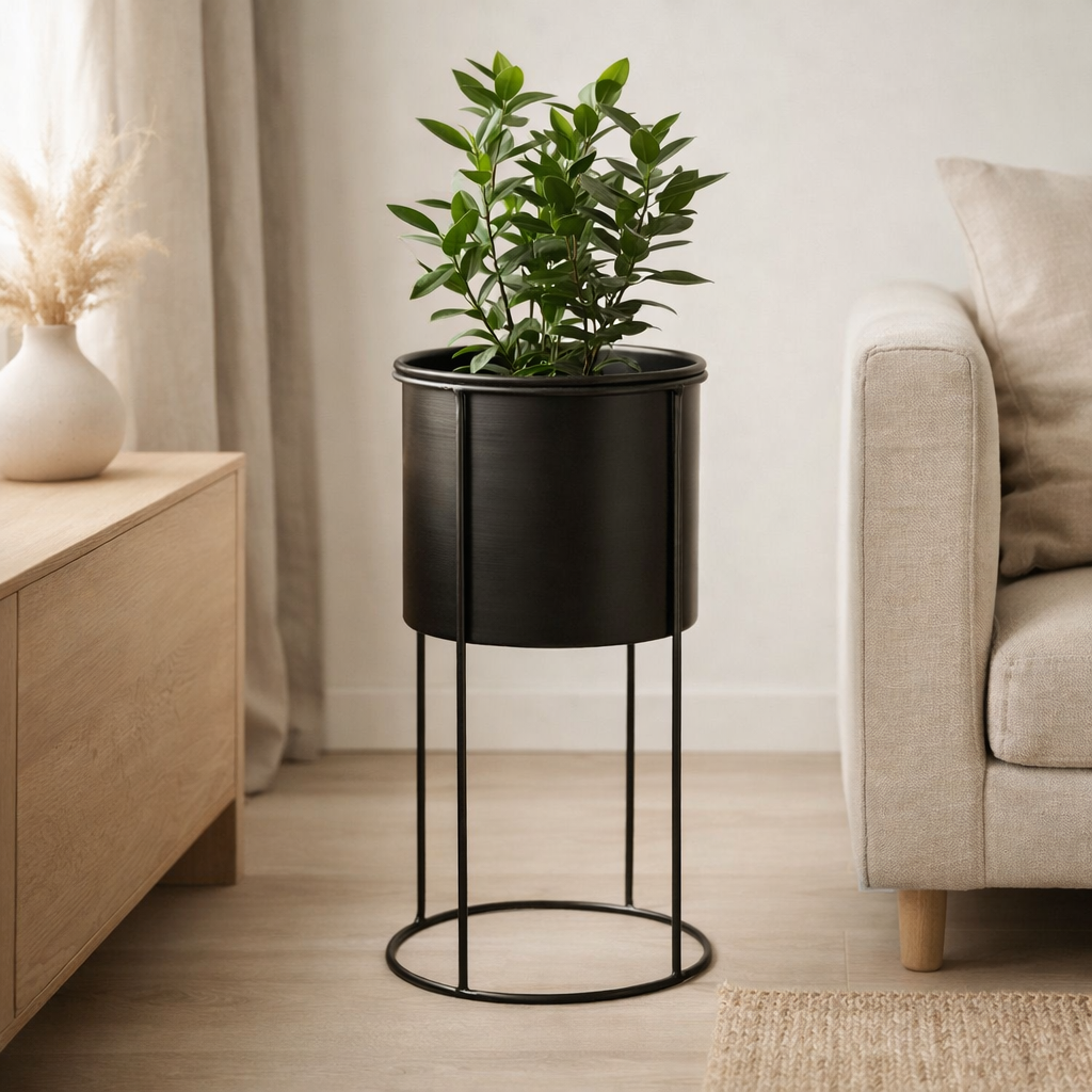 J -line Flowerpot à pied - Metal - noir - grand - Ø 18 cm en situation