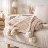 J-Line Plaid Pompom - Polyester - Lichtbeige - 170 x 130 cm en situation