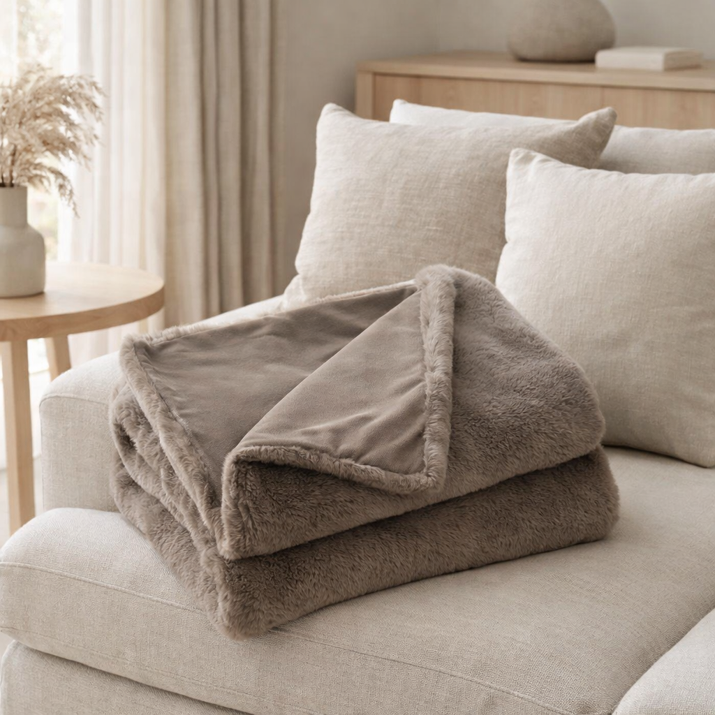 J-Line Plaid cutie - polaire deken – polyester – taupe - 180 x 130 cm en situation
