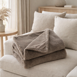 J-Line Plaid cutie - polaire deken – polyester – taupe - 180 x 130 cm en situation