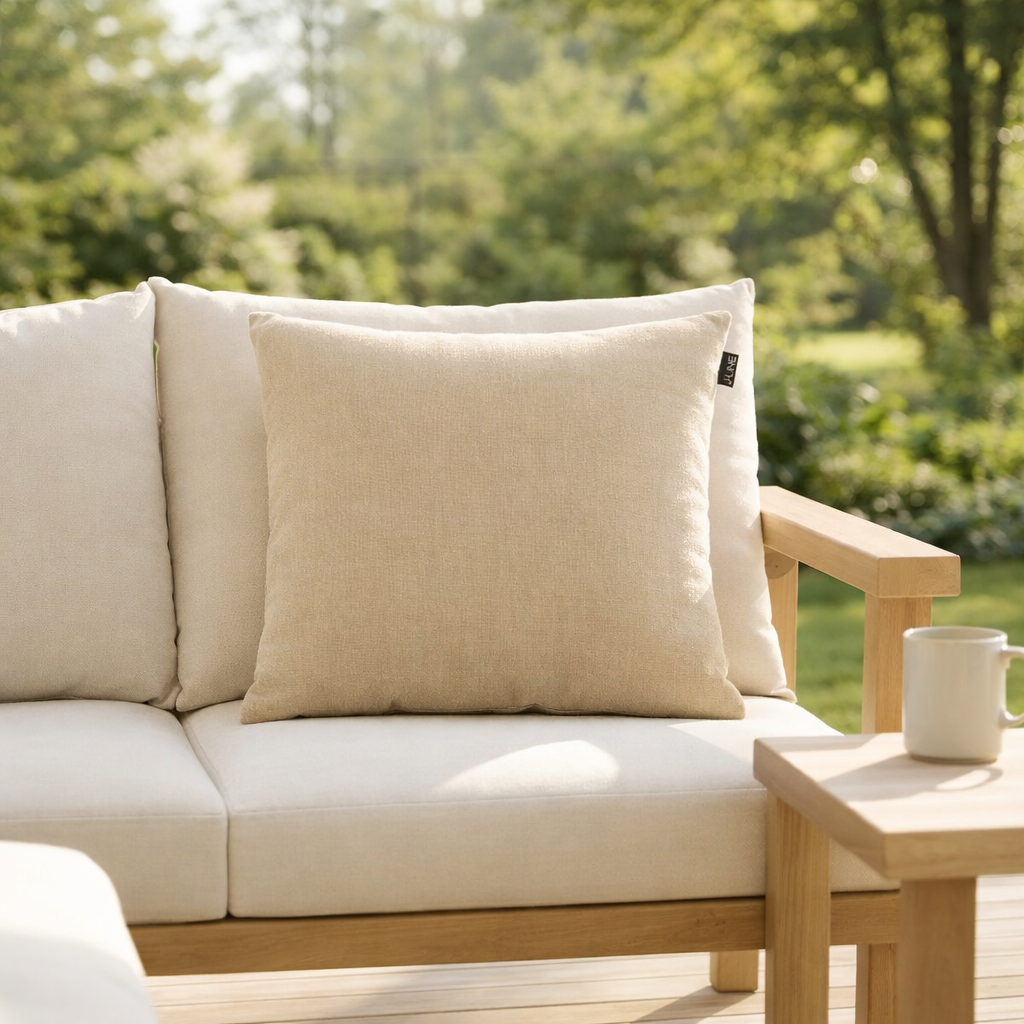Coussin J-Line Outdoor - polyéthylène - beige en situation