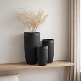 J-Line Set De 3 Vases Ronds Hauts Argile Noir en situation