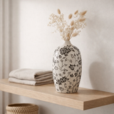 Le vase en j-line est ovaal - Punches - blanc / noir - 24 cm de haut en situation