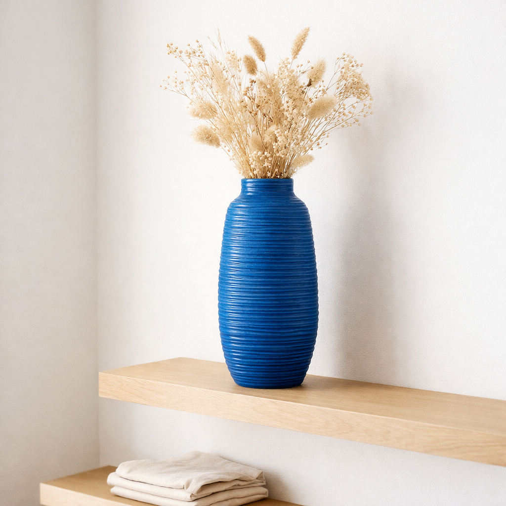 J -line Vase Fiesta - Céramique - Bleu - Extra Large - Ø 25 cm en situation