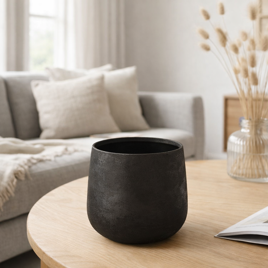 J -line Flowerpot inégale - Céramique - noir - grand - Ø 23 cm en situation