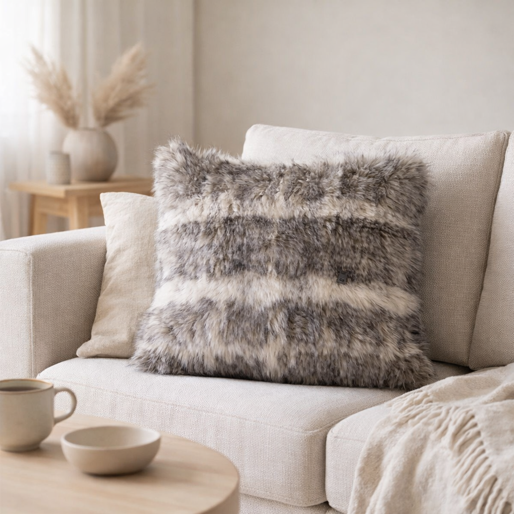 J-Line coussin Thick Stripes Fausse Fourrure - fausse fourrure - blanc/gris en situation