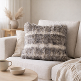 J-Line coussin Thick Stripes Fausse Fourrure - fausse fourrure - blanc/gris en situation