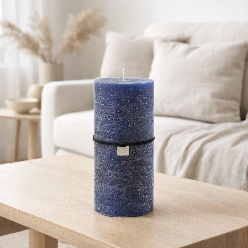 Bougie cylindrique J-Line - bleu foncé - 140U - XL en situation